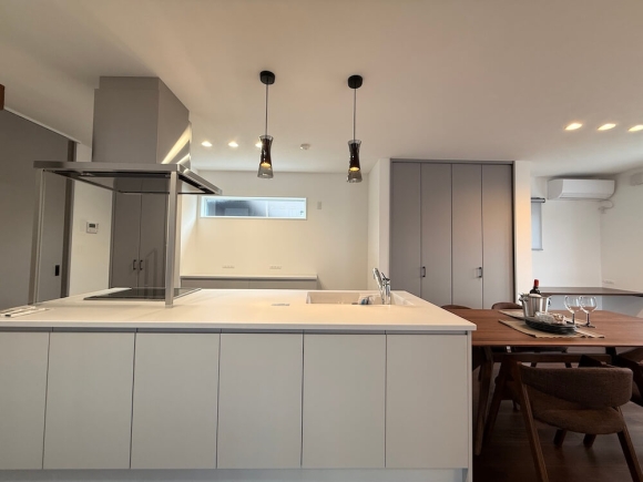 キッチンを中心に広がる開放的なレイアウト。料理の時間も食卓のひとときも、自然と家族の会話が弾みます。