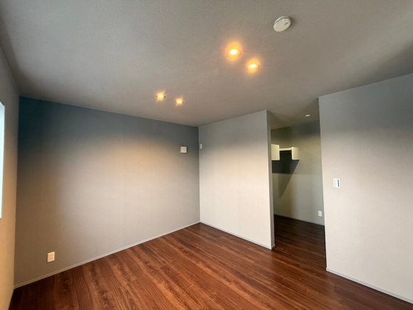 7帖の主寝室に4帖の広々WICを併設。ワントーン落としたクロスが、落ち着きある上質な眠りの空間を演出します。