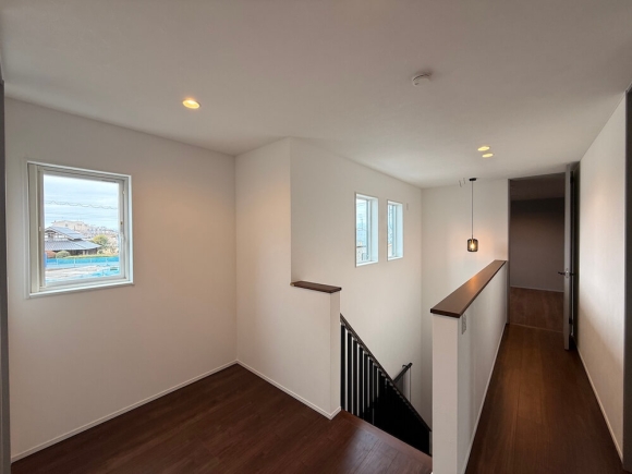 吹抜けから光が差し込む2階ホール。1階の開放感をそのままに、家族の気配を感じられる設計です。