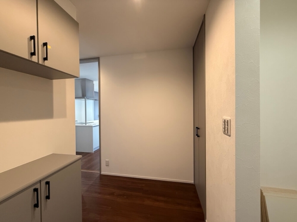 外観コンセプトを継承し、ライトグレーで統一した玄関。シューズBOXや建具まで調和する、上品なエントランスです。