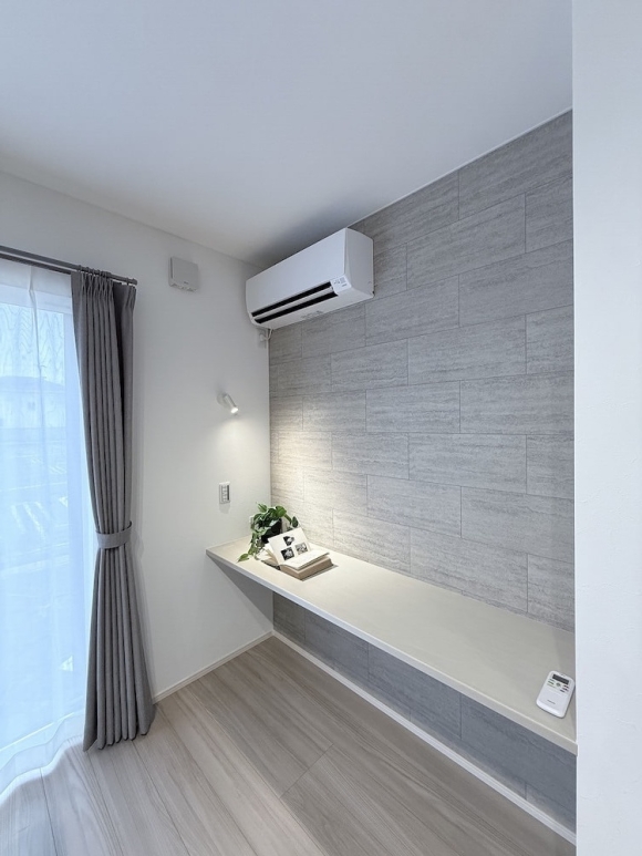 石目調アクセントウォール×ワイドカウンター。仕事も趣味もはかどる、使い勝手の良い多目的スペース。