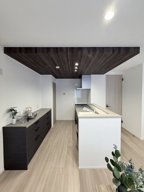 今人気の下がり天井を採用したキッチン。立体的なデザインで魅力あふれる空間に。