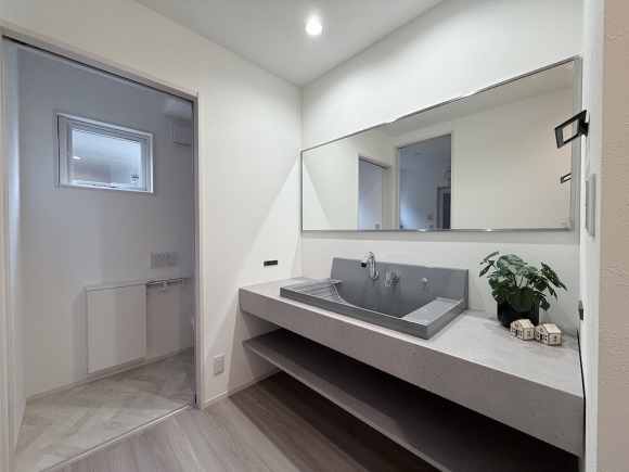 広がりを感じるワイドミラーと造作風カウンター。毎日の身支度を素敵な場所で。