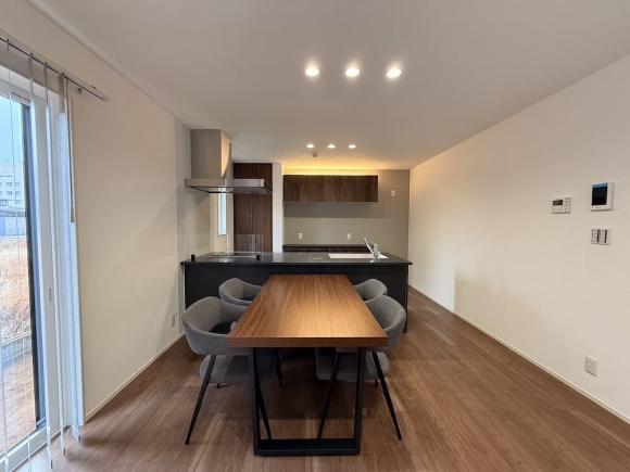 キッチンとつながるダイニングで、家族の会話が弾む心地よい食卓。