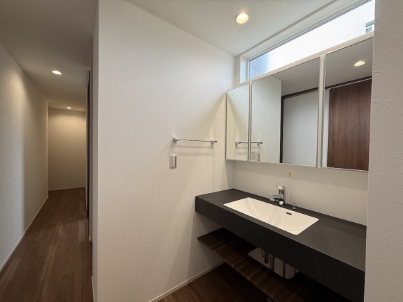 ホテルライクなデザインが魅力の、ゆとりある洗面スペース。