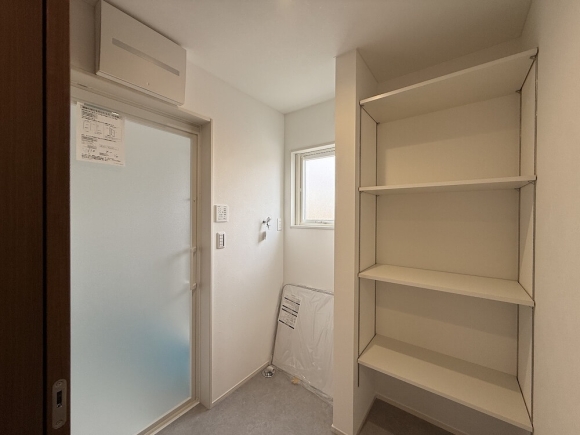 洗濯から室内干し、収納までを一カ所にまとめた機能的なランドリースペース。