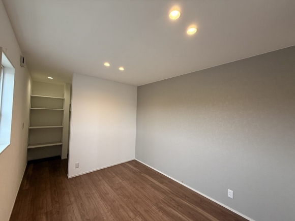 落ち着いたアクセントクロスが空間を引き締める、使い勝手の良い洋室。