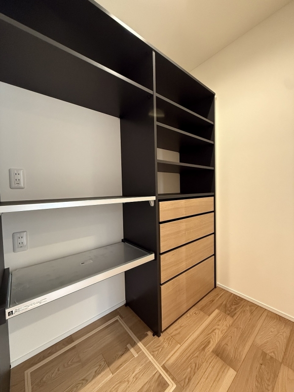 可動棚と造作収納で使い勝手抜群のパントリー。 日用品や食品を美しく整理できる、頼れる収納空間。