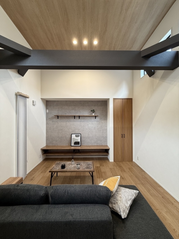 吹き抜けの開放感とデザイン性を兼ね備えたリビング。 梁の存在感が空間にアクセントを与え、上質な暮らしを演出。