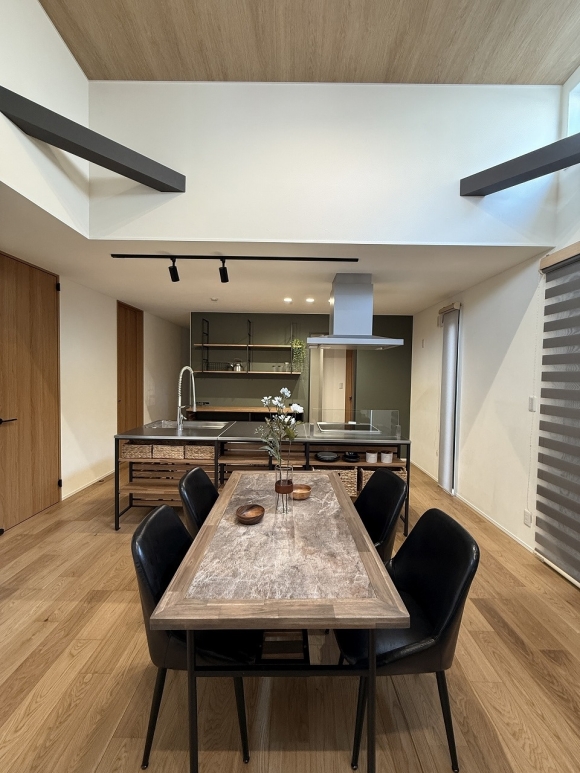 ダイニングとキッチンが一体となった開放的なLDK。 家族の会話が自然と生まれる、暮らしの中心となる空間設計。