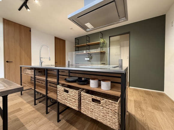 収納とデザイン性を兼ね備えたアイランドキッチン。 見せる収納で魅せながら、使いやすさも追求した設計。