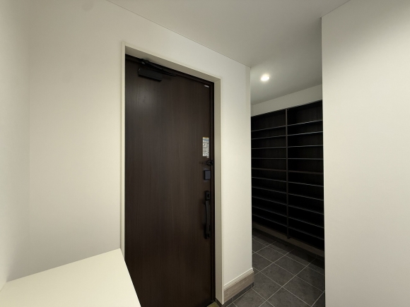 1.5帖のシューズクローゼットで玄関まわりをすっきり整理できます。