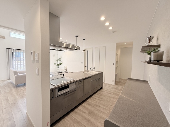 キッチン横には通り抜けできるパントリーを配置。水回りにも近く家事動線がスムーズです。