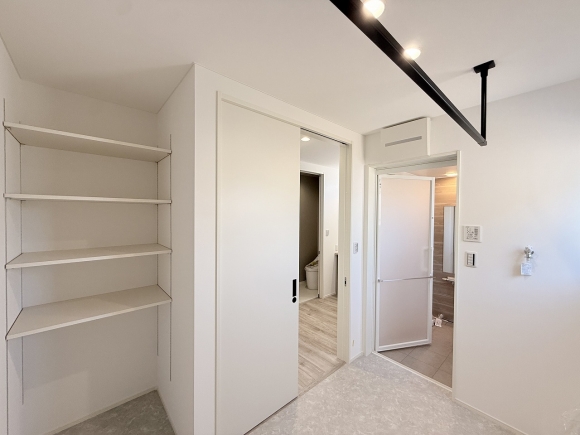 3帖のランドリールームに収納を備え、干す・畳む・しまうが一か所で完結します。