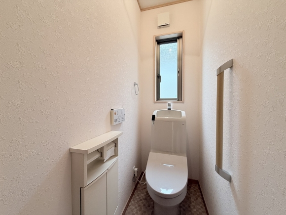 清潔感あるトイレ空間。手すりも付いているので将来の生活にも役立ちます。