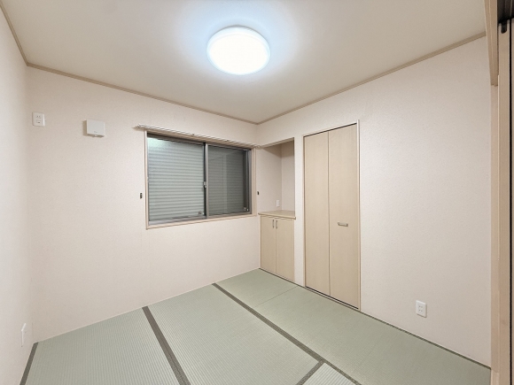落ち着きある和室は客間やくつろぎ空間に最適。扉の奥にも収納があり多用途に使える便利な一室です。