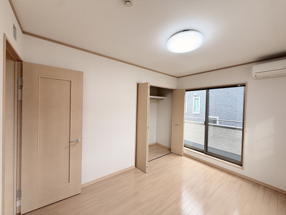 採光の取れた洋室は明るく快適。寝室や子ども部屋としても使いやすい空間です。