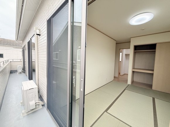 広さのあるバルコニーは開放感あり。洗濯物もたっぷり干せる実用的な空間です。