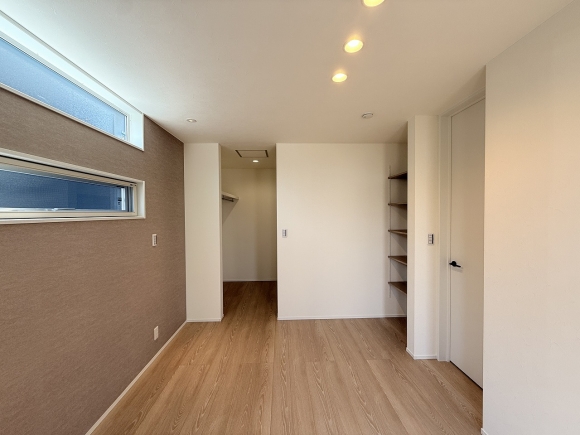 寝室は、グレーのアクセントクロスを採用し落ち着いた空間に仕上げました。