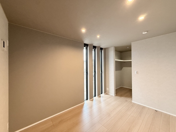 外観と内観のアクセントになる縦長の窓は、室内のプライバシーを守れる位置にまとめて配置。WIC付き寝室です。