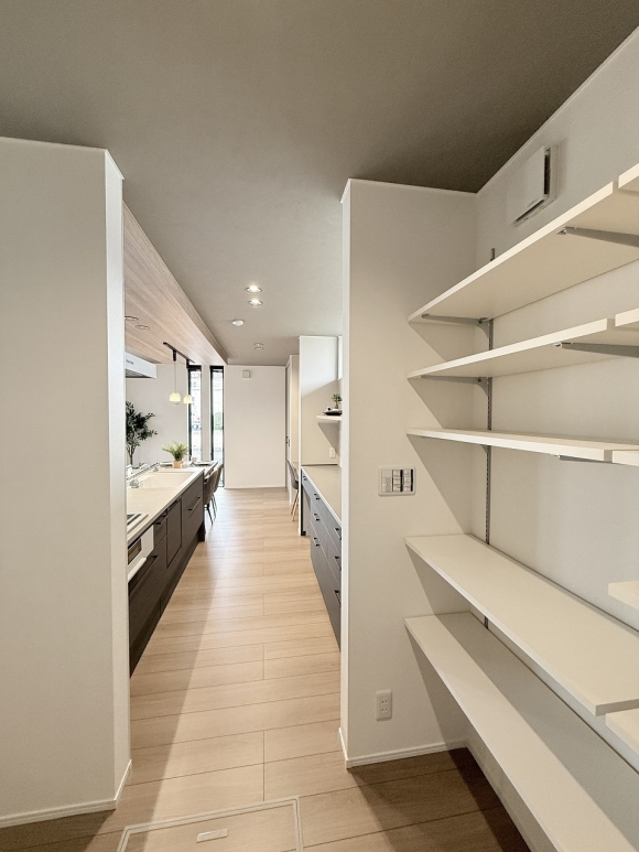 約2帖のパントリーには生活感を隠せるように冷蔵庫や最近導入が増えた冷凍庫なども収納できます！