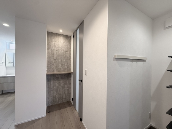 玄関入ってすぐに造作棚で使い勝手抜群。　　　　　　　　　　　　　　　　　アクセント壁が空間に表情を与え、機能性とデザイン性を両立。