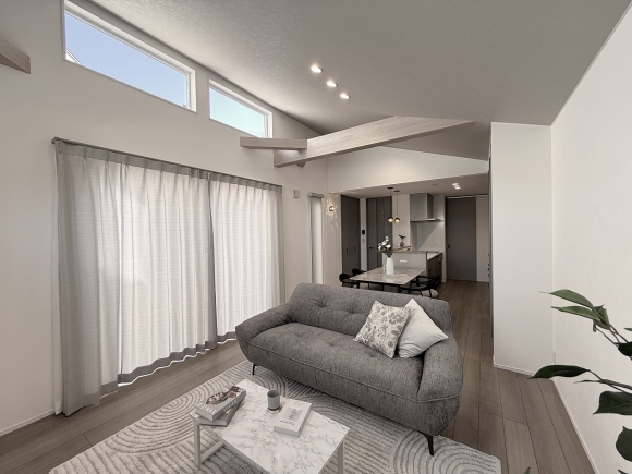 勾配天井と高窓から光が差し込むリビング。　　　　　　　　　　　　　　　　空間に広がりを生み、家族が心地よく過ごせる開放的な設計。