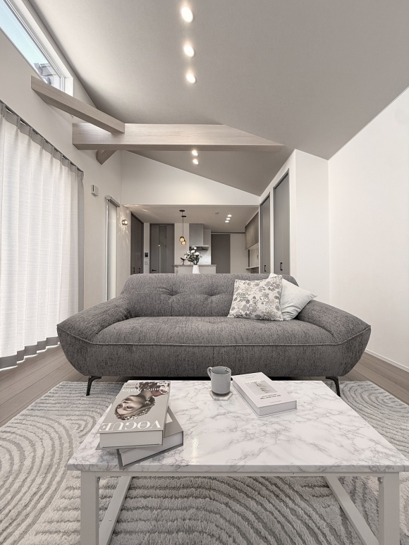 低めの視点でも感じる天井の高さと奥行き。　　　　　　　　　　　　　　　　家具配置とのバランスが良く、落ち着きと開放感を両立した空間。