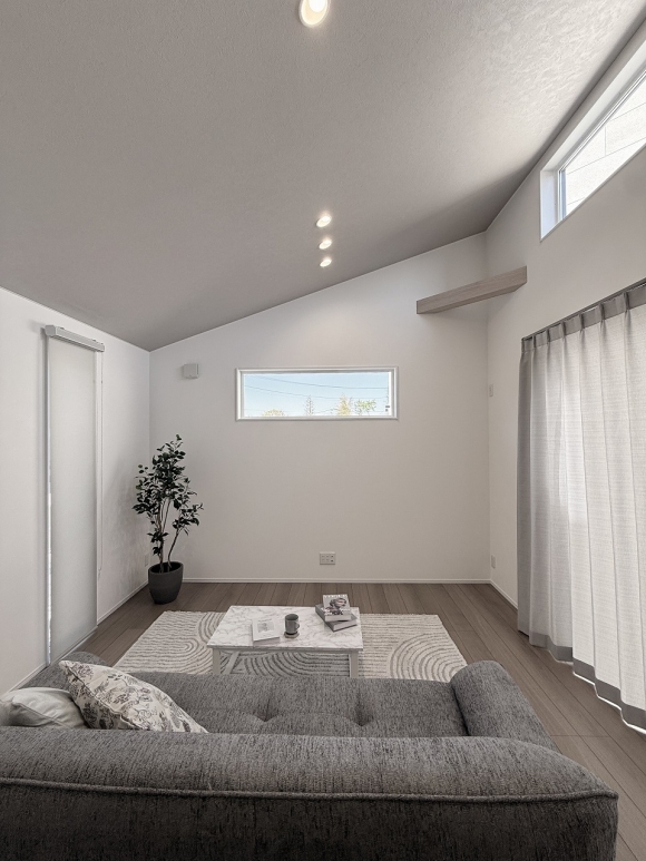 壁面を活かしたすっきりとした空間構成。　　　　　　　　　　　　　　　　　光の入り方と余白が、ゆとりある暮らしを感じさせる設計。