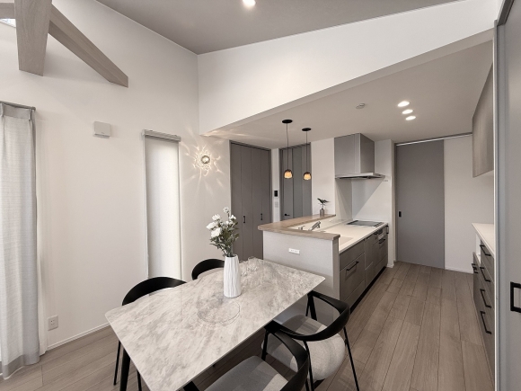 キッチンとダイニングが一体となった使いやすい配置。　　　　　　　　　　　家事をしながら家族との時間を楽しめる間取り。