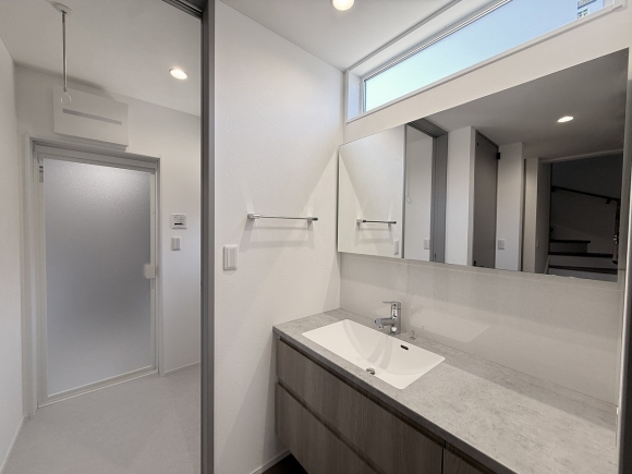 洗面から浴室へとつながるスムーズな動線設計。　　　　　　　　　　　　　　明るさと清潔感に包まれた空間で、毎日の身支度も快適に整う。