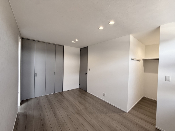 主寝室は大容量収納と一体設計。　　　　　　　　　　　　　　　　　　　　　シンプルで落ち着いた空間が、日々の疲れを癒す心地よいプライベート空間を実現。