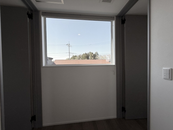 窓から光が差し込む2階ホール。　　　　　　　　　　　　　　　　　　　　　　両サイドに洋室を設置して、暮らしをスマートに整える設計。　　　　　　　　　　　　　　　　　　　　　　　　