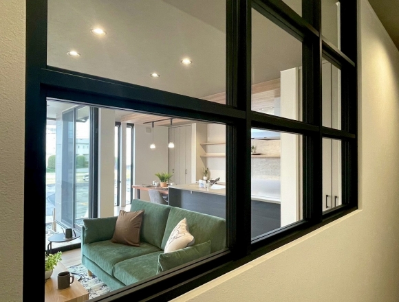 廊下とのしきりには室内窓を採用。空間の広がりと家族の動きを感じる重要なアクセントに！