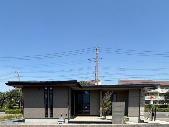 広いタイルデッキには大きな掃き出し窓が隣接。玄関まで屋根付きの広いポーチがご案内します。