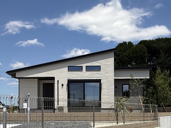 【酒門町】片流れ屋根と凹凸のデザインが重厚感を演出する、おしゃれな平屋住宅です。