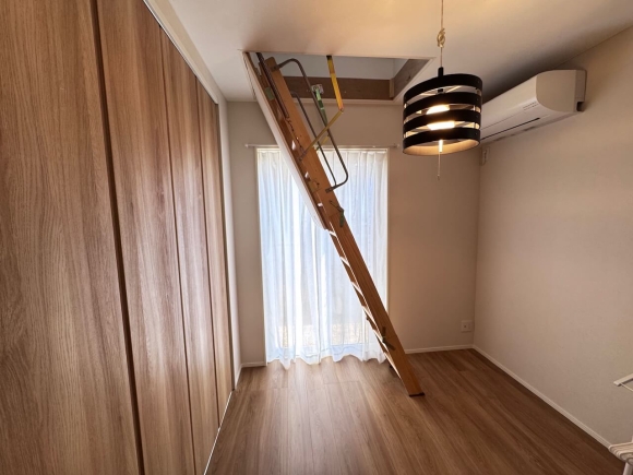 小屋裏収納へつながる折りたたみ式の階段