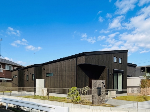 【コンパクト平屋】片流れ屋根が印象的なシンプルデザイン。街並みに映える洗練された外観の住まいです