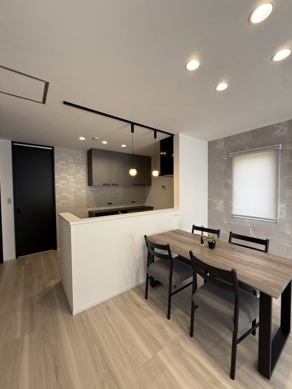 ブラックカラーの建具が無骨になりすぎず、周辺カラーに溶け込み、バランスの取れた色彩にまとまっています。